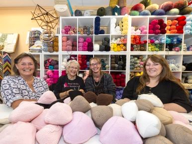 Zaanse "knitted Knockers" maken nieuwe borsten van breiwol 